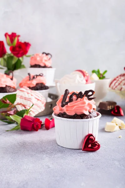 Hermoso pastel de chocolate con merengue — Foto de Stock