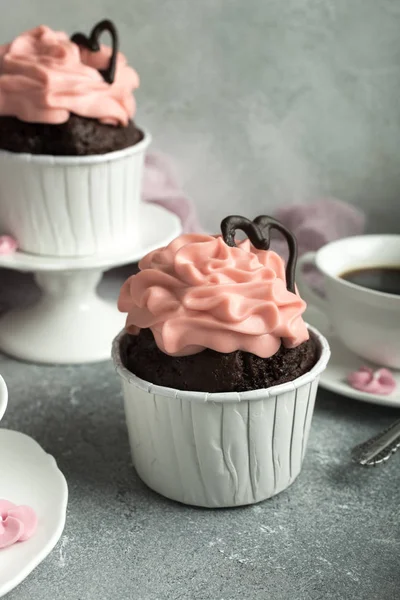 Schöne Schokolade Cupecakes mit Herz — Stockfoto