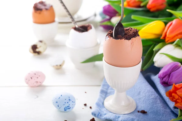 Пасхальное яйцо с шоколадным тортом — стоковое фото