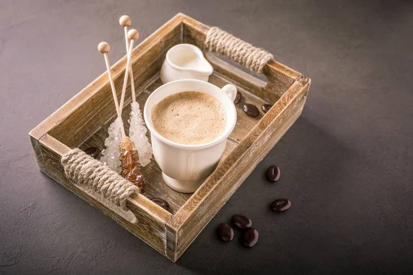 Kopje koffie in vintage houten lade — Stockfoto