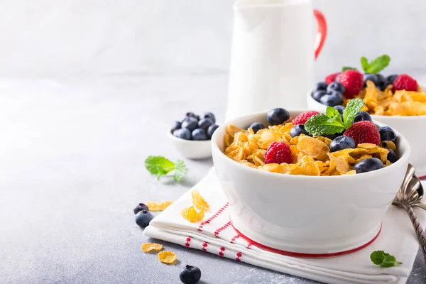 Здоровий сніданок з кукурудзяними пластівцями та ягодами — стокове фото