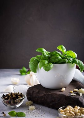 Pesto sos yapmak için malzemeler