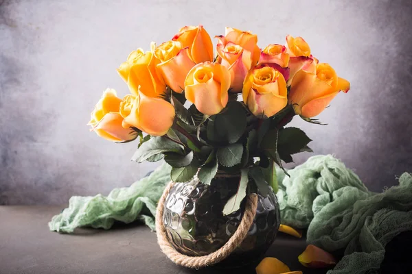 Hermoso ramo de rosas amarillas en jarrón vintage —  Fotos de Stock