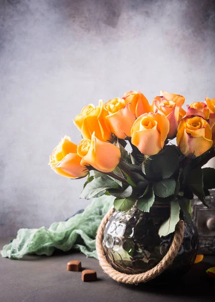 Beautiful yellow roses in vase. — Stock Photo, Image
