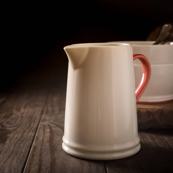 Jarra blanca de cerámica con asa roja — Foto de Stock