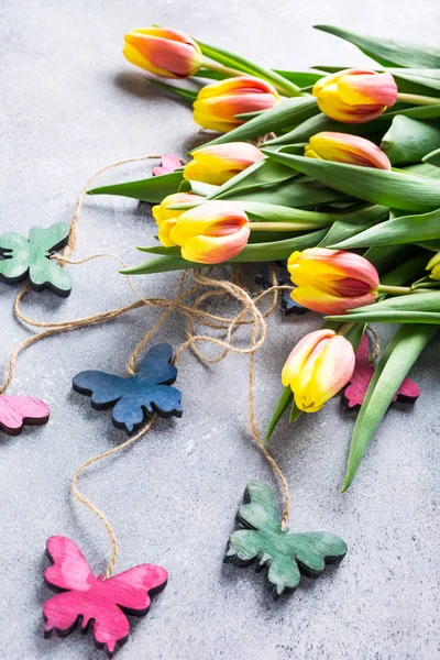 Mooie gele oranje tulpen — Stockfoto