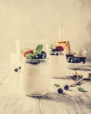 Sağlıklı kahvaltı doğal yoğurt ve çilek ile