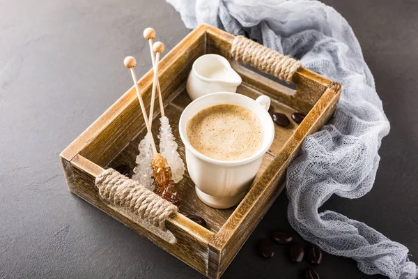 Kopje koffie in vintage houten lade — Stockfoto