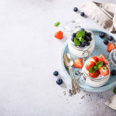 Chia pudingi çilek cam ile.