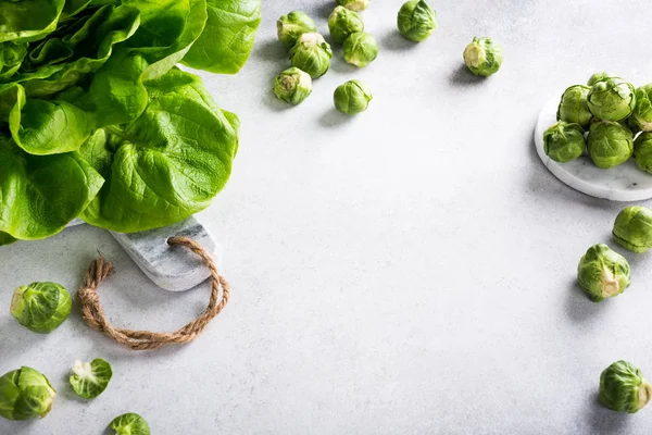 Sfondo con verdure verdi assortite — Foto Stock