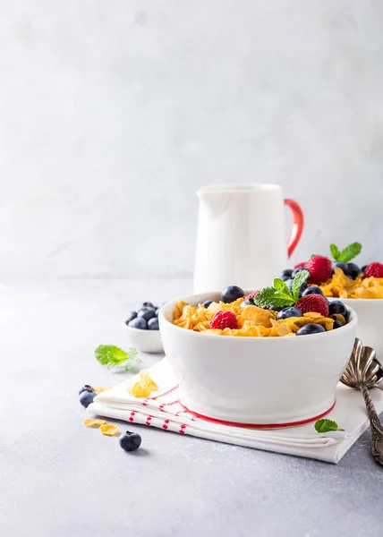 Healthy breakfast with corn flakes and berries — Stock Photo, Image