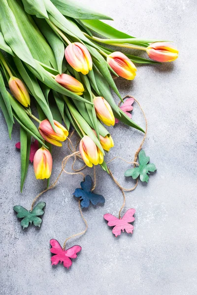 Mooie gele oranje tulpen — Stockfoto