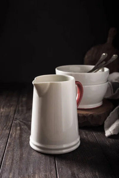Keramik weiße Kanne mit rotem Henkel — Stockfoto