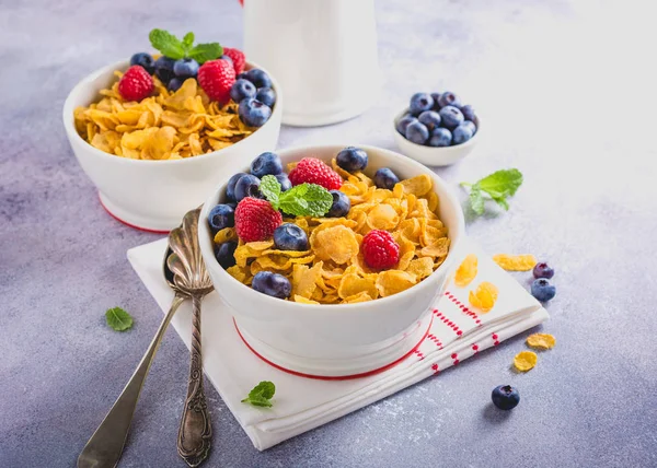 Здоровий сніданок з кукурудзяними пластівцями та ягодами — стокове фото