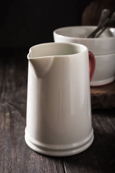 Keramik weiße Kanne mit rotem Henkel — Stockfoto