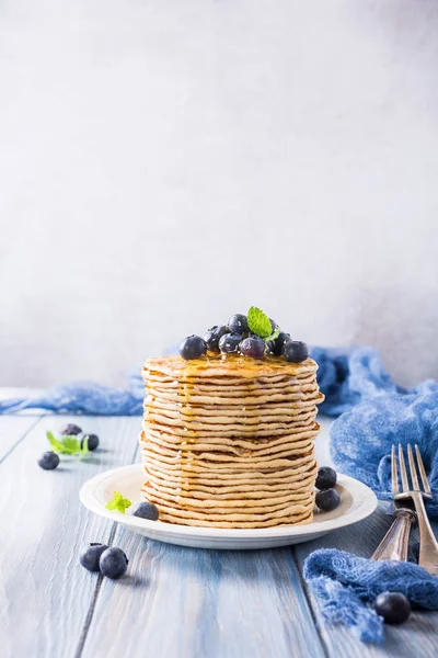 Panquecas deliciosas com mirtilos frescos — Fotografia de Stock