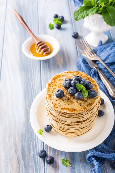 Panquecas deliciosas com mirtilos frescos — Fotografia de Stock