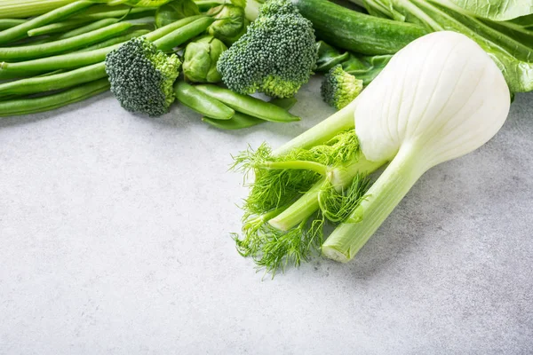 Fond avec assortiment de légumes verts — Photo