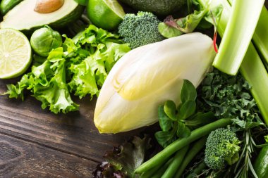 Çeşitli yeşil sebzeler ile beyaz hindiba