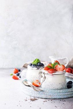 Chia pudingi çilek cam ile.