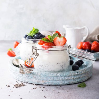 Chia pudingi çilek cam ile.