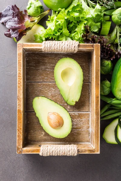 Aguacate en bandeja de madera —  Fotos de Stock