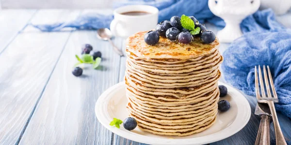 Panquecas deliciosas com mirtilos frescos — Fotografia de Stock