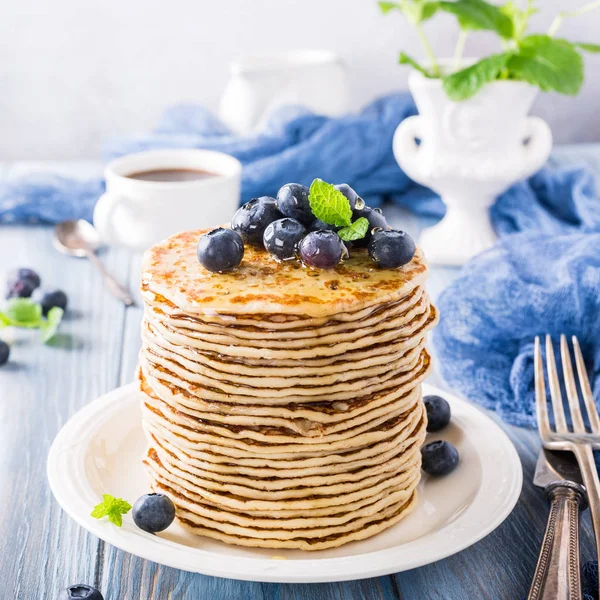 Panquecas deliciosas com mirtilos frescos — Fotografia de Stock