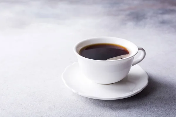 Tazza bianca di caffè con biscotti amaretti — Foto Stock