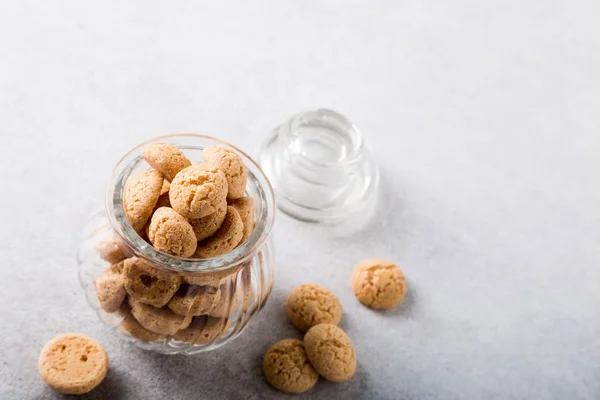 Biscoitos Amaretti em vaso de vidro — Fotografia de Stock