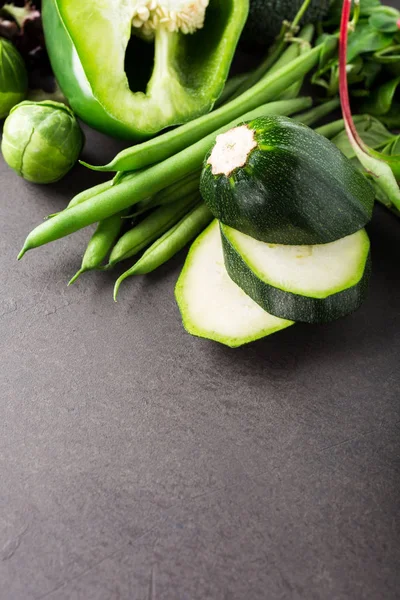 Sfondo con verdure verdi assortite — Foto Stock