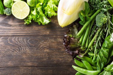 Arka plan çeşitli yeşil sebzeler ile