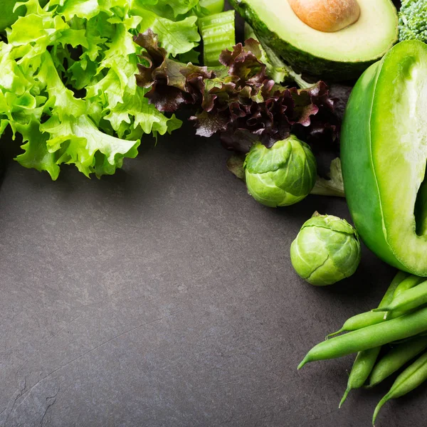 Antecedentes com legumes verdes variados — Fotografia de Stock