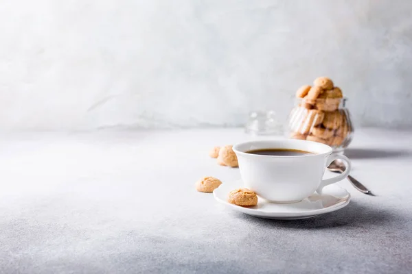 Λευκό φλιτζάνι καφέ με μπισκότα amaretti — Φωτογραφία Αρχείου