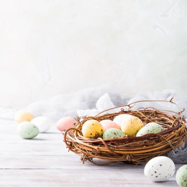 Bıldırcın yumurta yuvada Paskalya bileşimi