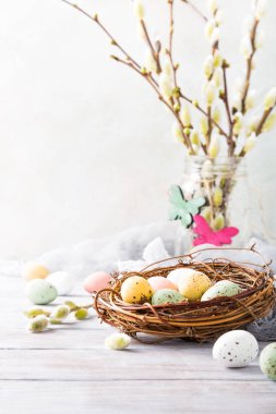 Bıldırcın yumurta yuvada Paskalya bileşimi