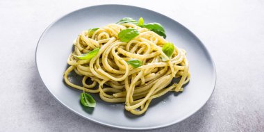 Yeşil pesto ile Linguine