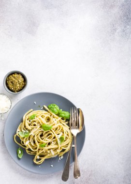 Yeşil pesto ile Linguine