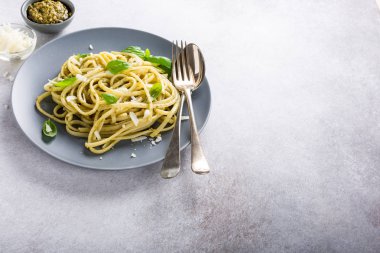 Yeşil pesto ile Linguine
