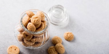 Cam Aranjman amaretti kurabiye