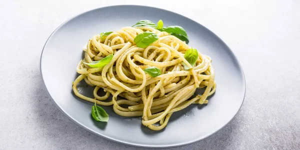 Linguine z zielonym pesto — Zdjęcie stockowe