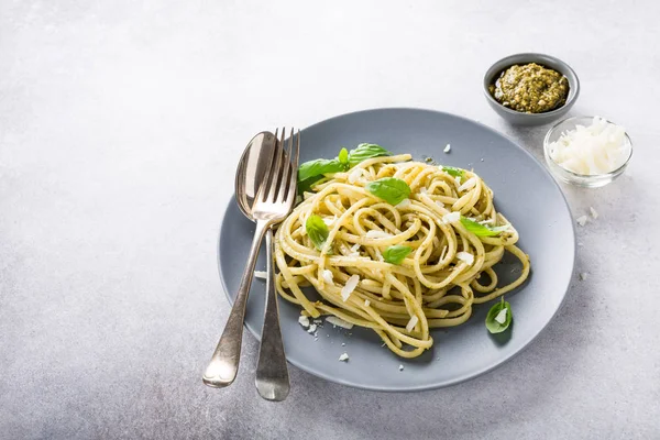 Linguine with green pesto — Stock Photo, Image