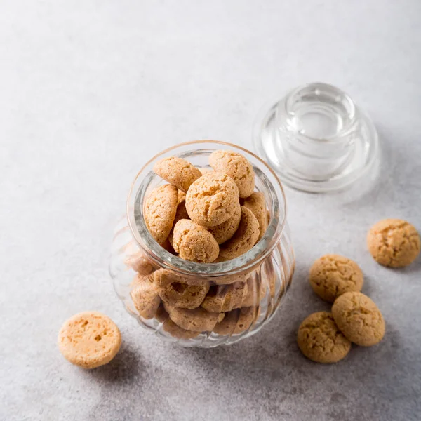 Galletas amaretti en maceta de vidrio —  Fotos de Stock