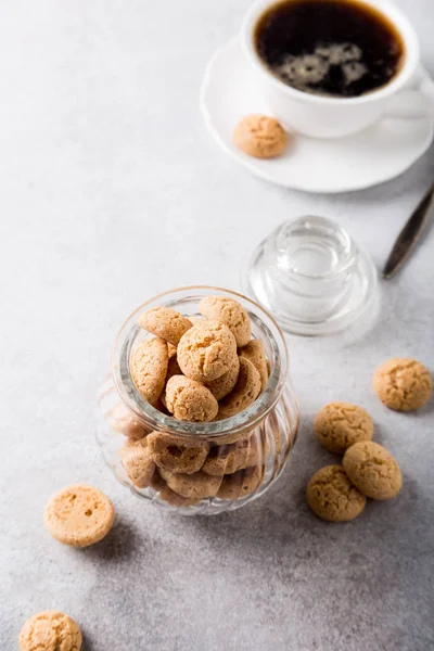 Biscoitos Amaretti com xícara branca de café — Fotografia de Stock