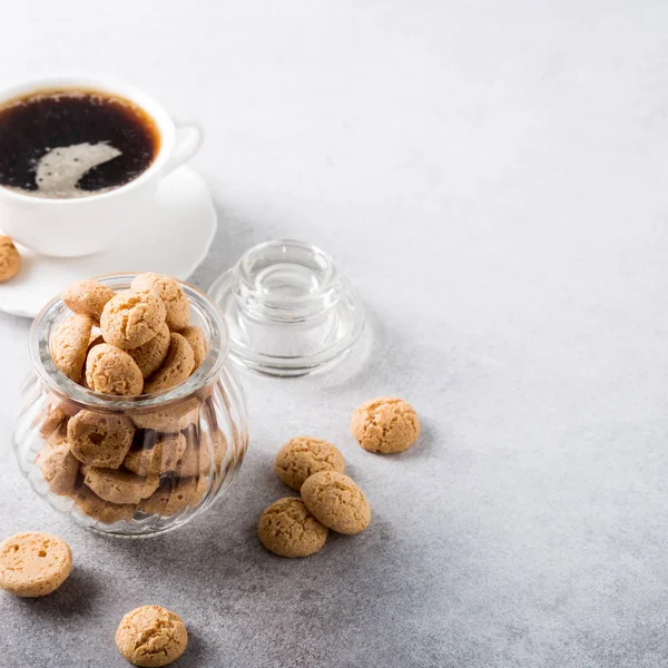Biscoitos Amaretti com xícara branca de café — Fotografia de Stock