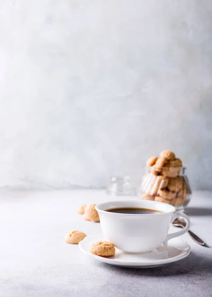 Witte kopje koffie met amaretti koekjes — Stockfoto