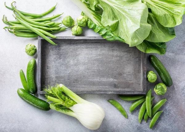 Sfondo con verdure verdi assortite — Foto Stock