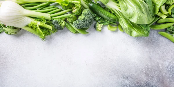 Antecedentes com legumes verdes variados — Fotografia de Stock