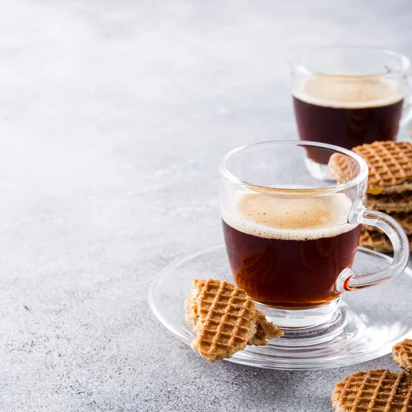 Tasse en verre de café avec des biscuits sirupgaufres — Photo