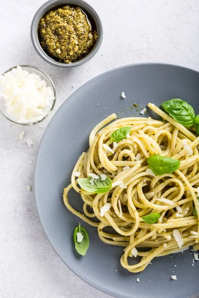 Linguine with green pesto — Stock Photo, Image